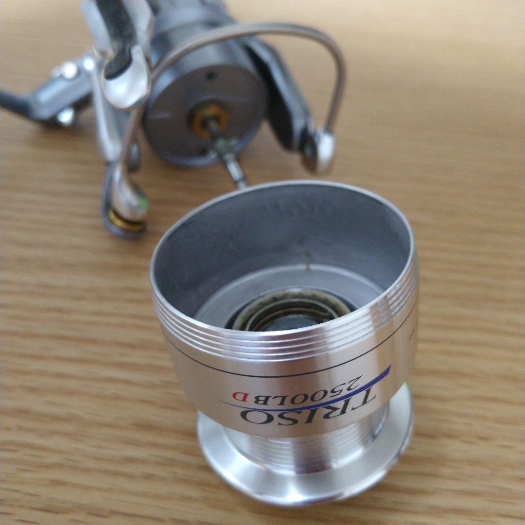 トライソ2500LBDスピニングリール（ ハンドルノブ：ウルクスミッド