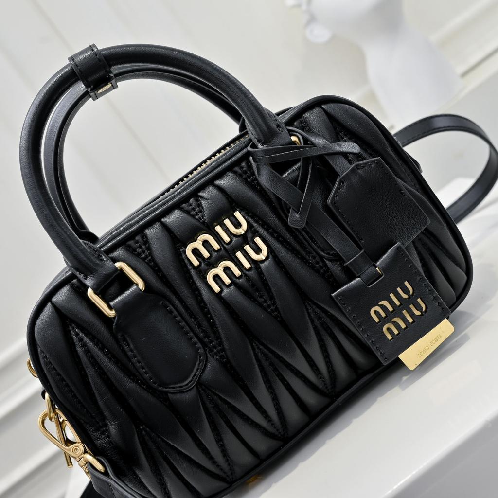 MIU MIU ブラック ハンドバッグ ミュウミュウ ハンドバッグ ショルダーバッグ マテラッセ アルカディ