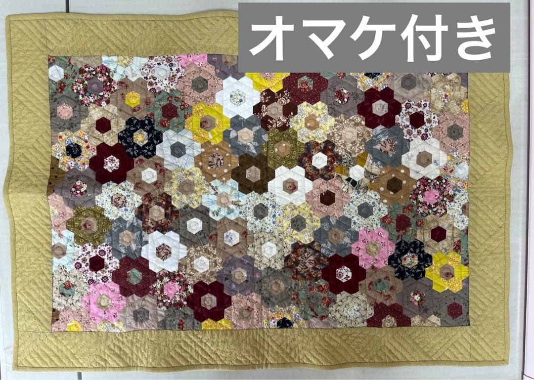 ヘキサゴンパッチワークの ローズリース クラシック系ローズ柄