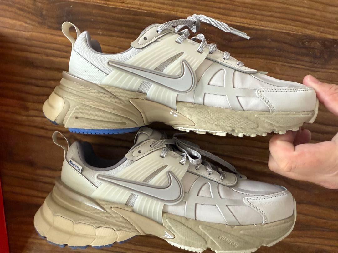 靴 W NIKE V2K RUN GTX 23.5cm