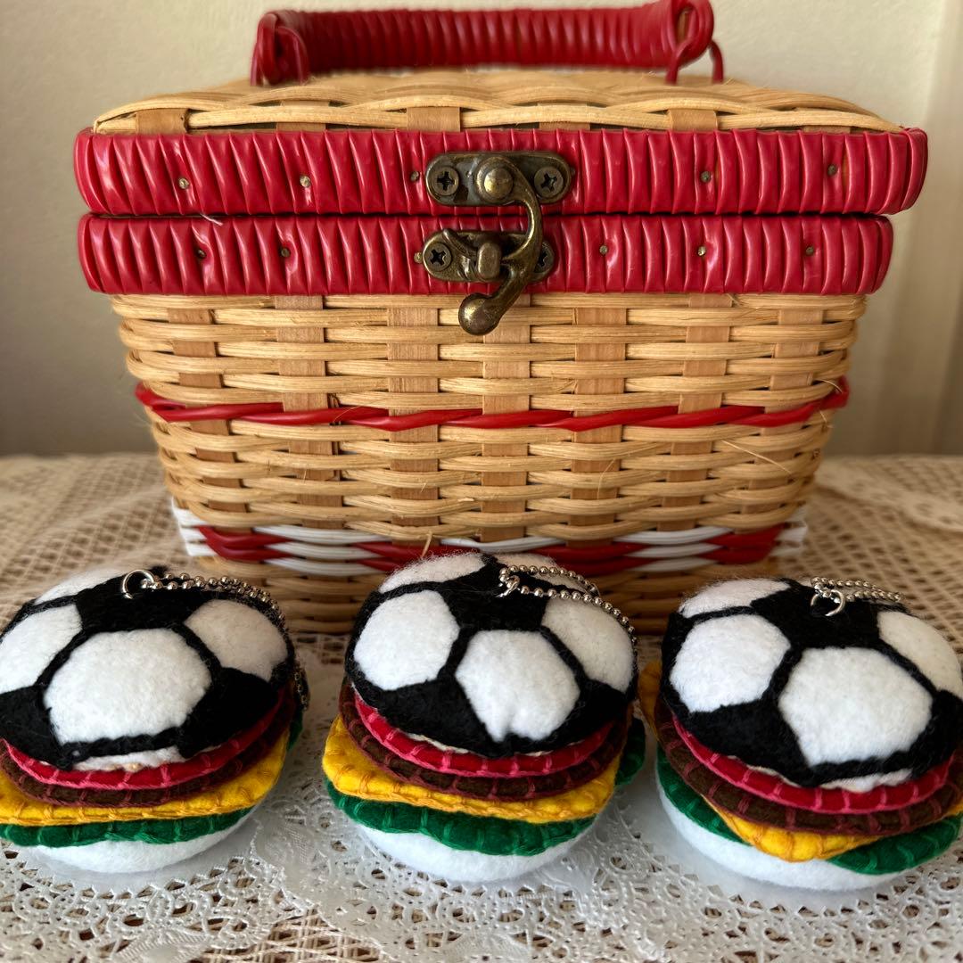 ハンドメイド サッカーボール フェルト soccerballBurger - メルカリ