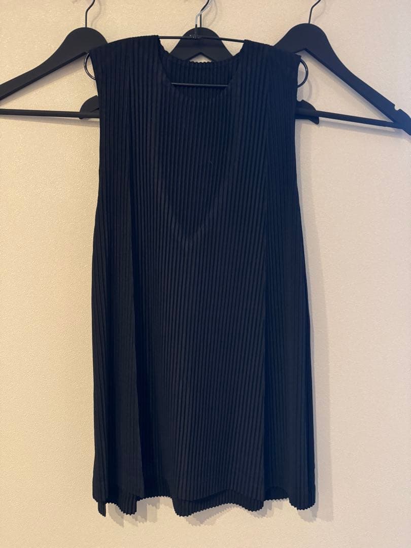 HOMME PLISSE タンクトップ　ブラック　2 HOMME PLISSÉ ISSEY MIYAKE Black Monthly Color August Tank Top