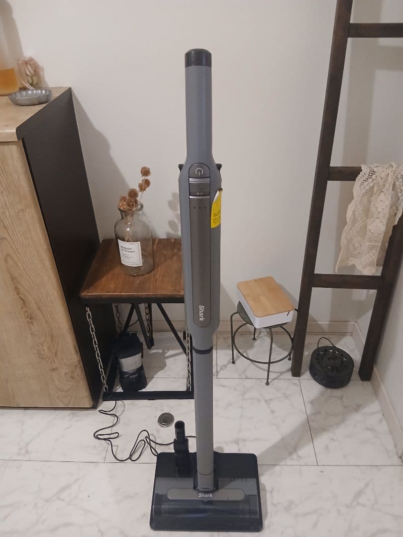 吉*生様 Shark コードレス掃除機 CS100JGR 充電スタンド付 Shark（シャーク） 掃除機 コードレススティッククリーナー EVOPOWER