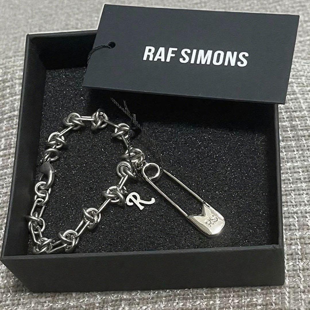 Raf Simons シルバーブレスレット 手首を包み込む Raf Simons のスケルトンブレスレットで反骨精神を表現