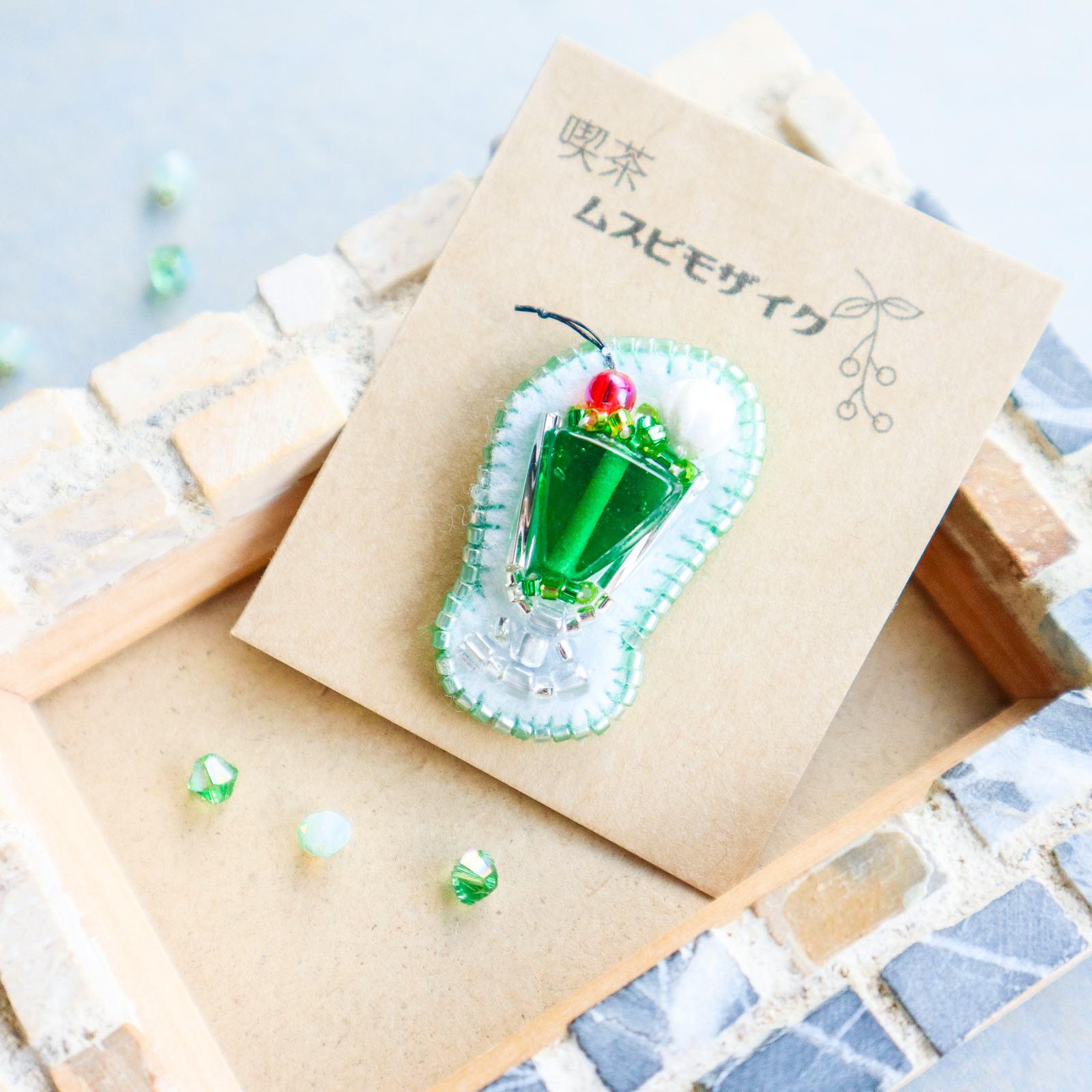 メロンクリームソーダ！ ◇小さなビーズ刺繍ブローチ - musubimosaic