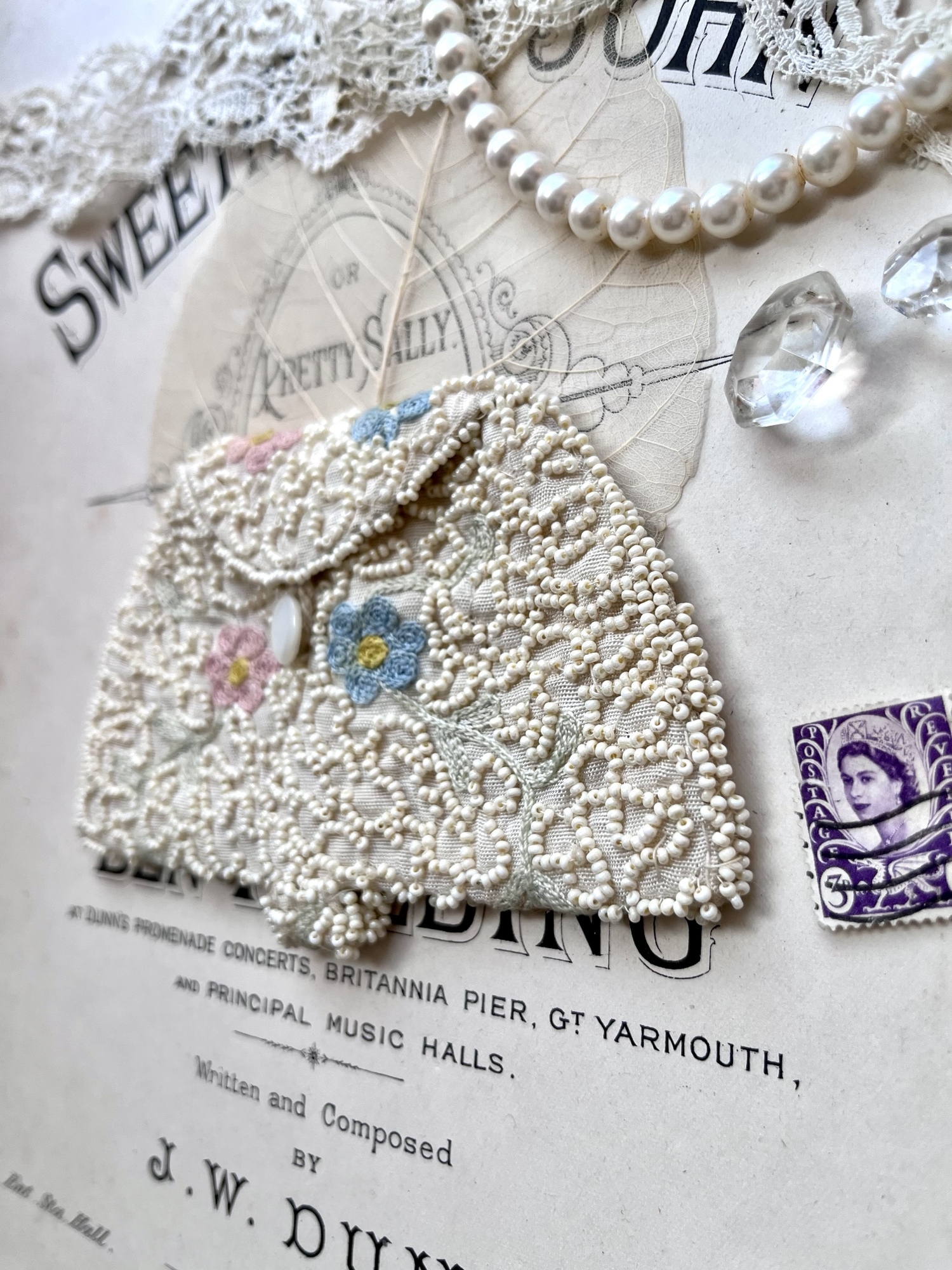 英国買い付け♪ アンティーク の手仕事 マイクロビーズと刺繍のミニ