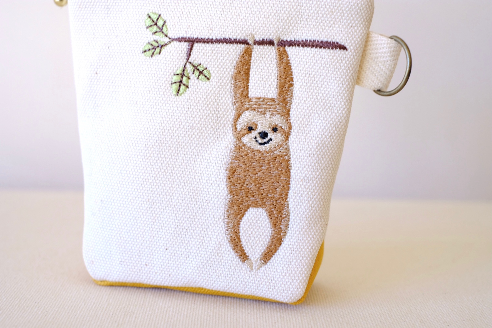帆布の刺繍ポーチ✳︎ぶらさがるなまけもの ナチュラル - AMBER