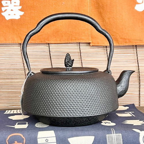 南部鉄器 岩鋳 鉄瓶 万代アラレ 18型 1.8L | 内藤金物店 | 静岡県富士