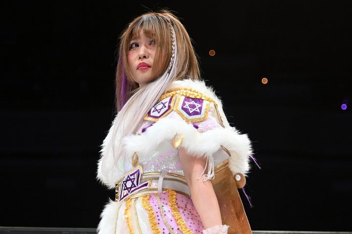 反則的な美しさ」スターダム中野たむの紅葉バックの“頬杖ショット”に