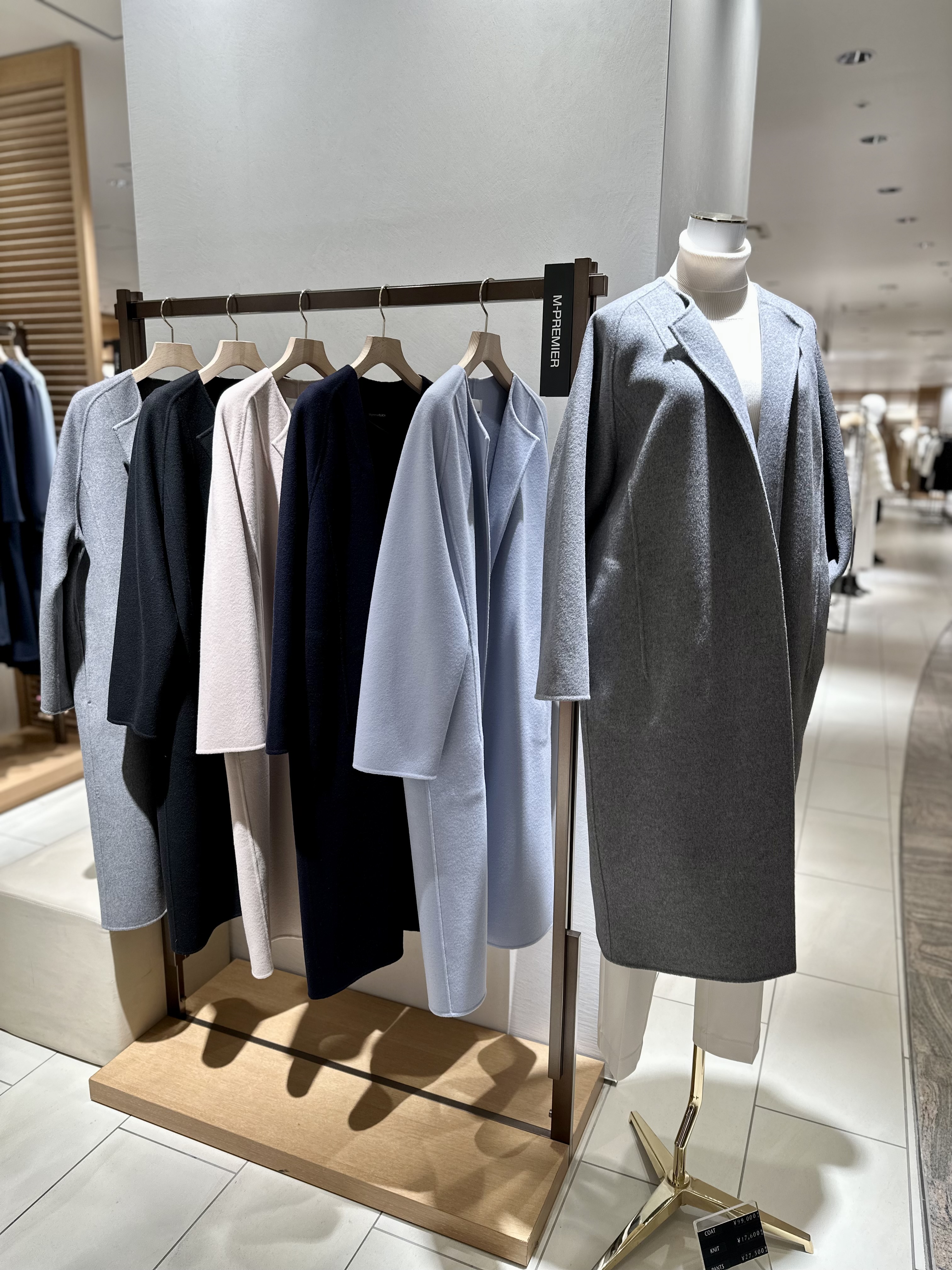 RECOMMEND ITEM / 新作アウター、“ ラムリバーノーカラーロングコート