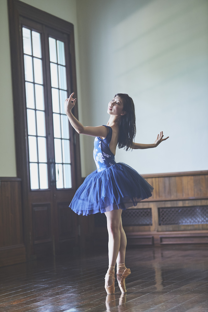 stina / type O square / Joy flower charcoal gray