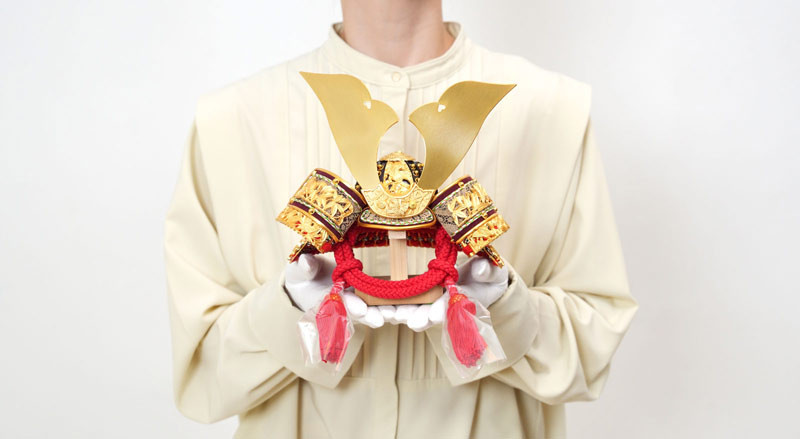 五月人形 8号純金箔押兜 赤糸威 / おしゃれでコンパクトなかわいい