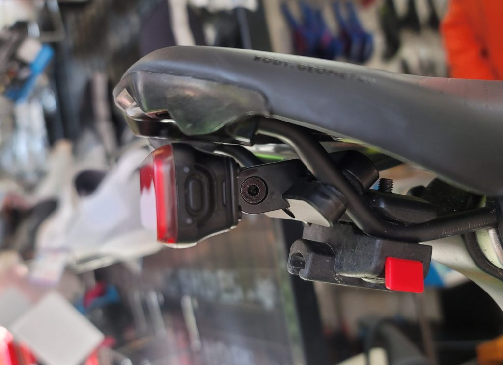 リアライトにお困りならKnog BLINDER LINK SADDLEはどうでしょうか
