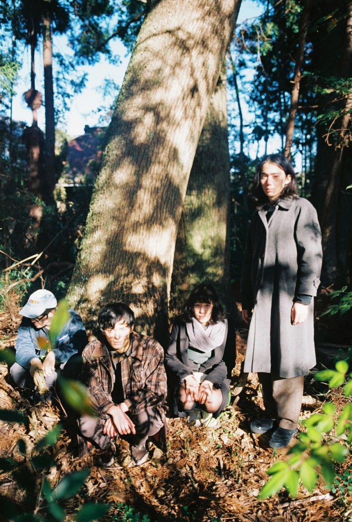 MONO NO AWARE、デビューアルバム「人生、山おり谷おり」が2冊のZINE付